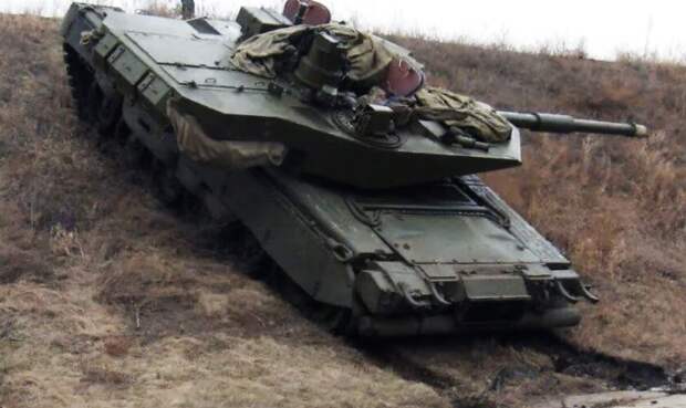 В кормовой части корпуса на левой надгусеничной полке видна вспомогательная силовая установка, которая на Т-80БВМ до сих пор не применяется.