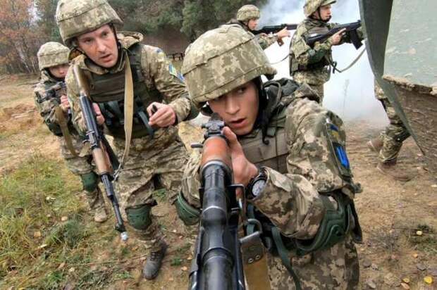 В Северодонецке местные жители атаковали украинских военных (ВИДЕО)