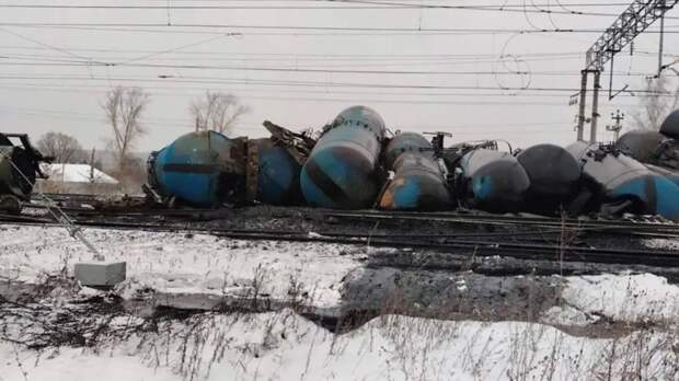 Пять поездов до Москвы идут в обход: в РЖД рассказали о сходе 23 цистерн и разливе мазута в Пензенской области