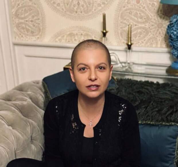 Симоньян выложила снимок с бритой головой после химиотерапии