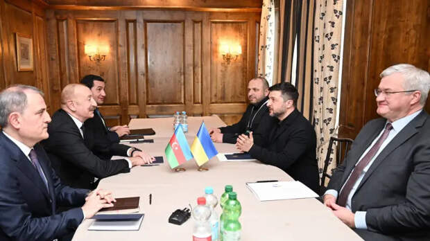 Азербайджан обвинил РФ в намеренных ударах по своему посольству в Киеве