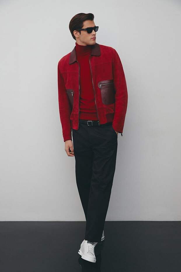 Стильный мужской образ с яркой дизайнерской курткой трендового красного оттенка