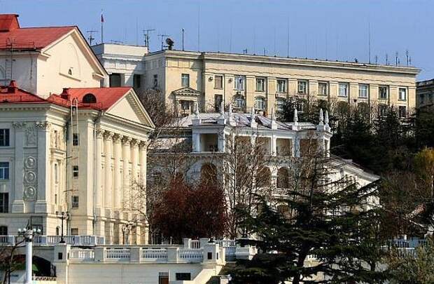 Демонтаж бывшего здания штаба ЧФ в Севастополе