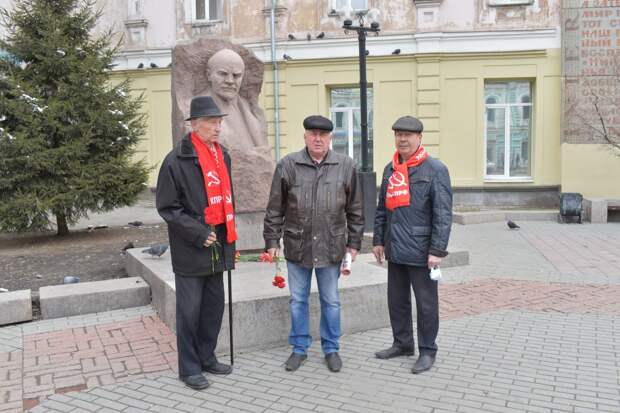 Возложениями цветов к памятникам и автопробегом отметили в Иркутске 151-ю годовщину со дня рождения Ленина