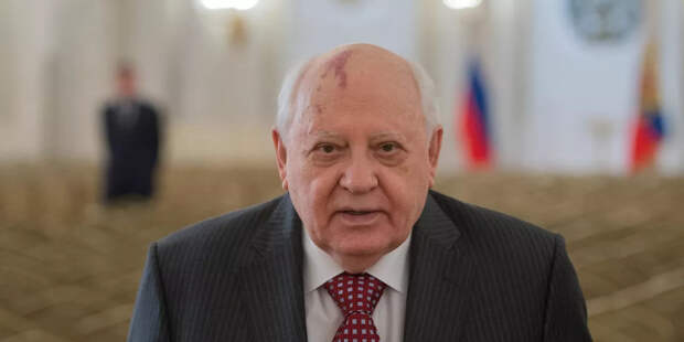 Горбачев — герой, а СССР развалился сам. Так считают на Западе