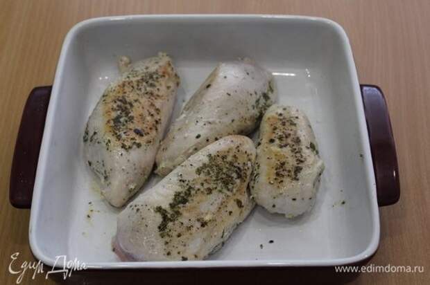 Затем грудки обжарить на смеси оливкового и чесночного масла.