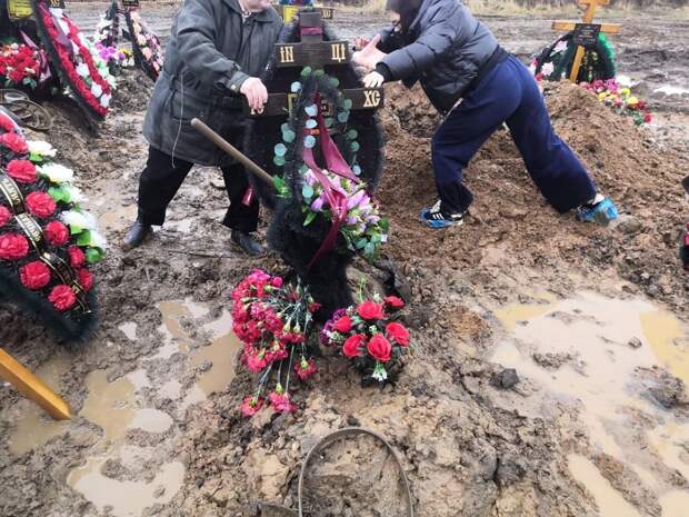 Ярославцы не могут попрощаться с близкими из-за грязной жижи на кладбище