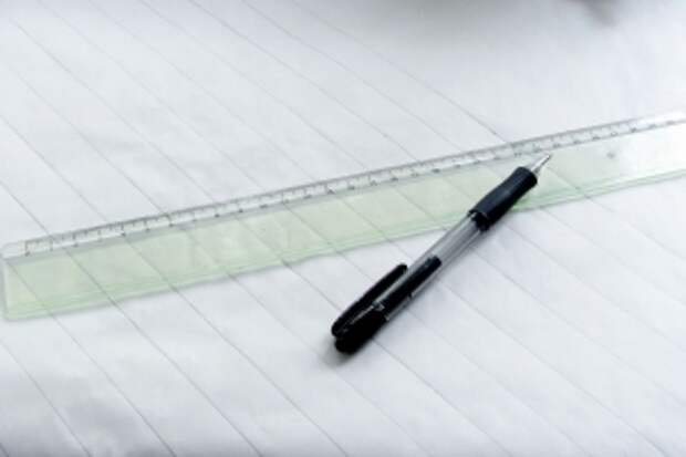 На пергаменте для выпечки начертить линии с промежутком в 1,5 - 2 см. Перевернуть пергамент на другую сторону.