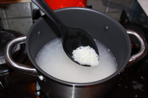 Почему не нужно выливать воду из кастрюли после варки риса
