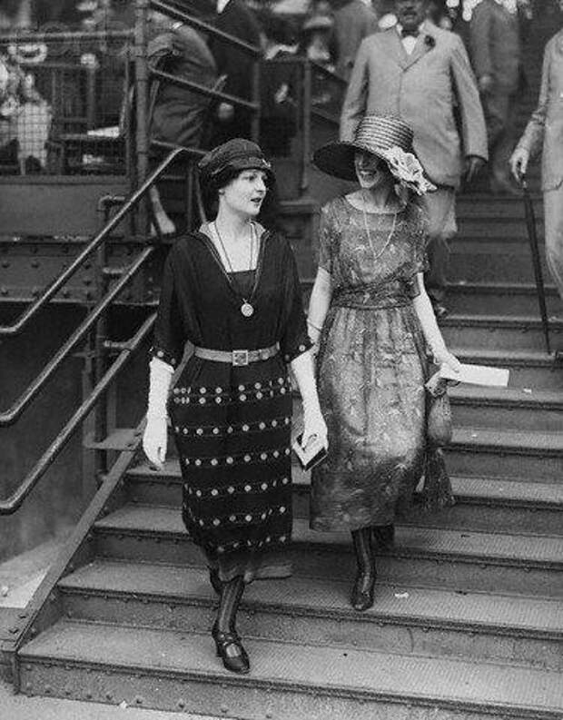 20 годы как одевались. Англия 1920е мода. Мода Франции в 20е. 1920 Год Англия мода. 20е годы 20 века мода.