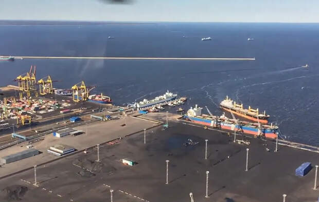 Противник вновь атакует порт Усть-Луга, там возник пожар