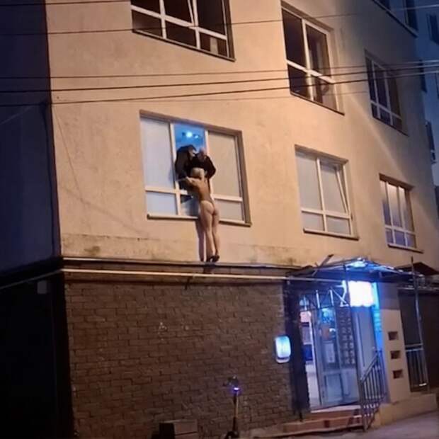 Путана в стрингах повисла на окне дома в Нижнем Новгороде, когда полицейские