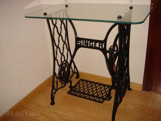 Столик со стеклянной столешницей из швейной машинки