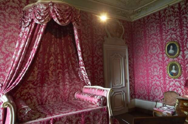 Необычное оформление софы в розовой комнате.