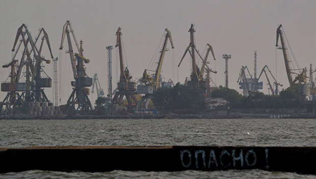 Мариуполь вид на порт с Азовского моря. Архивное фото
