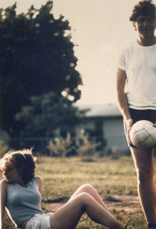 Билл Клинтон и Хиллари Родэм играют в волейбол в 1971 году. история, ретро, фото, это интересно