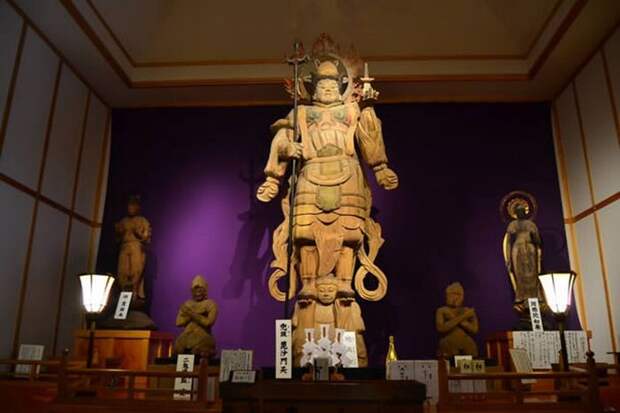 Статуя в храме Кумано Бисямондо.