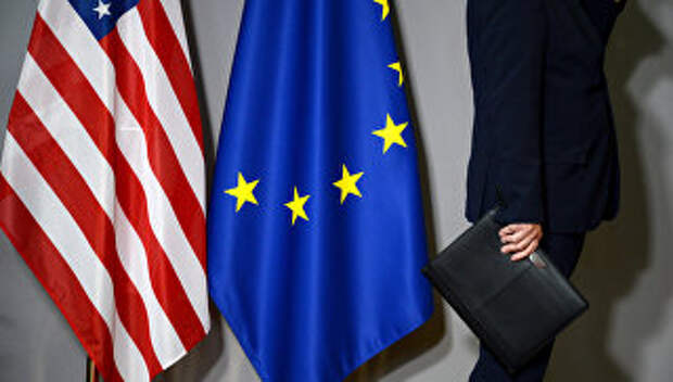 Флаги США и Европейского совета в Брюсселе. Архивное фото