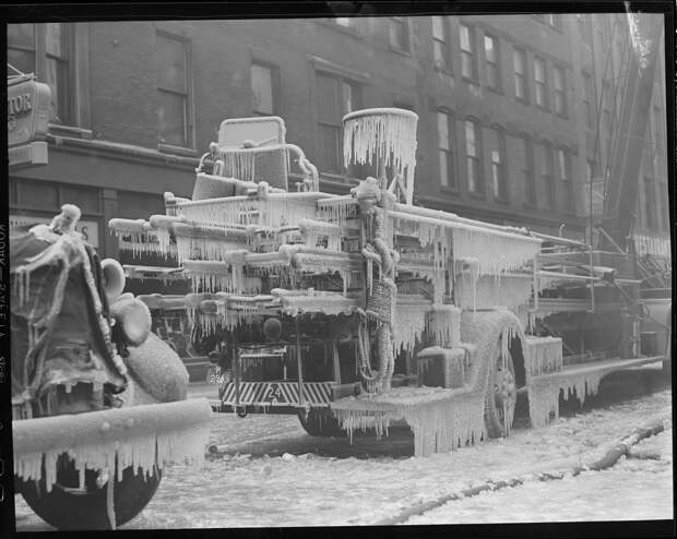 Haymarket 5 alarm fire - ice covered engine