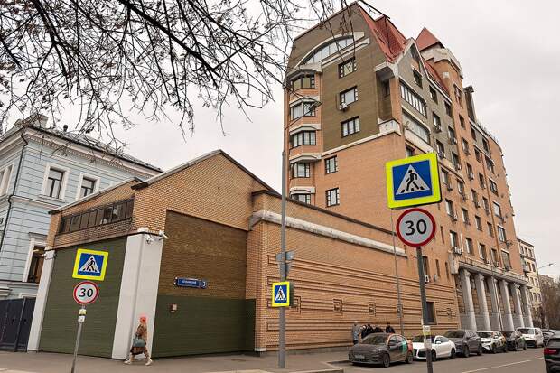 Дом в Ксеньинском переулке, где расположена квартира, которой владела Лариса Долина.