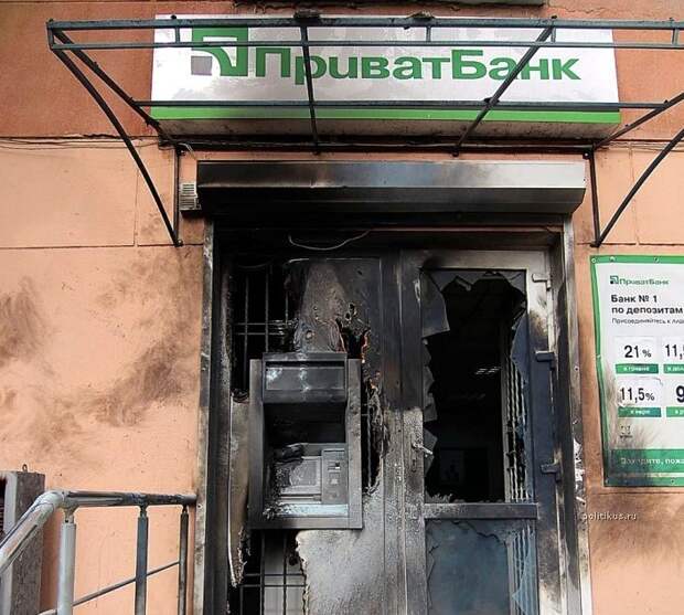 В Одессе ночью подожгли два отделения Приватбанка Игоря Коломойского В Одессе ночью подожгли два отделения Приватбанка Игоря Коломойского
