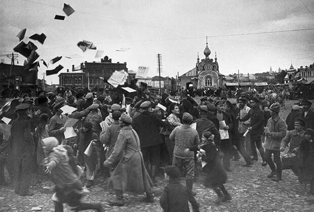 Агитаторы разбрасывают листовки у Дома Советов. Вязьма, 1917 год