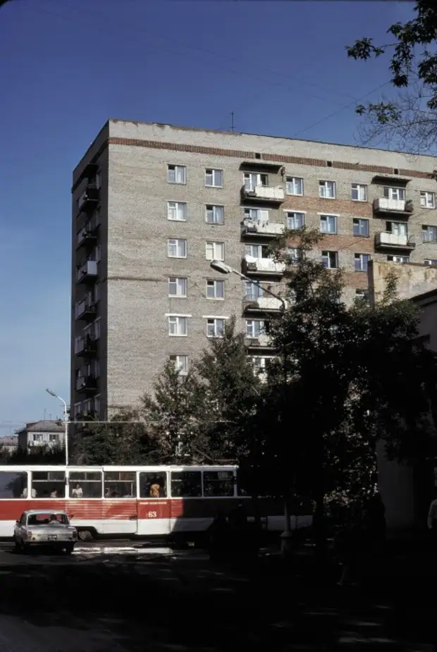 Трамвай на одной из улиц. СССР, Омск, 1979 год.  