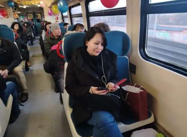 Празднично украшенный пригородный поезд курсирует в Астраханской области