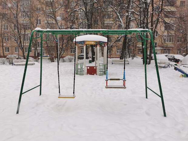 Детскую площадку на Академика Комарова очистили от снега