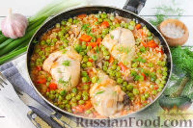 Фото к рецепту: Паэлья с курицей и горошком