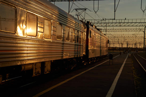 В российском регионе произошла задержка поездов из-за падения опоры на пути