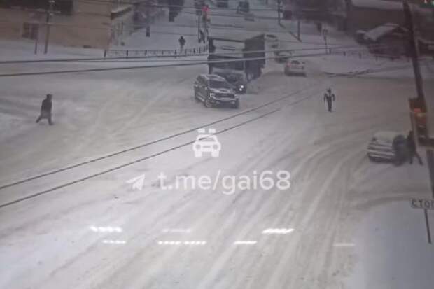 Из-за сильного снегопада на улицах Тамбова произошёл транспортный коллапс