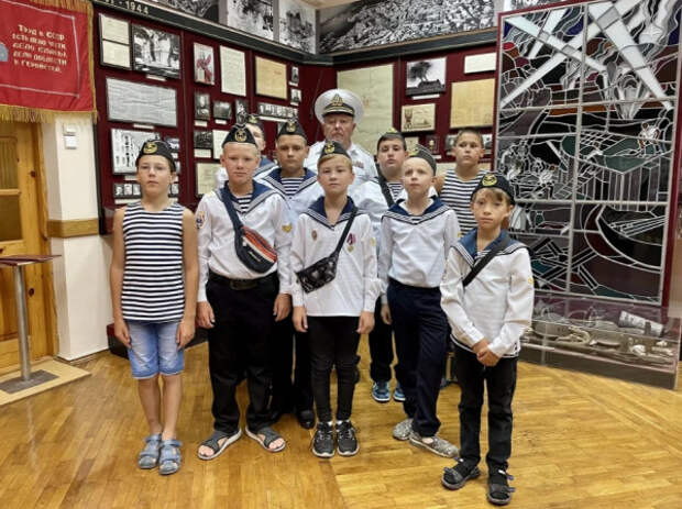 В музее военных строителей ЧФ провели экскурсию для воспитанников детской морской флотилии