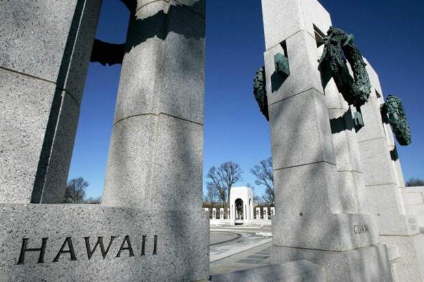 Колонны, представляющие различные штаты, стоящие у мемориала Второй мировой войны.