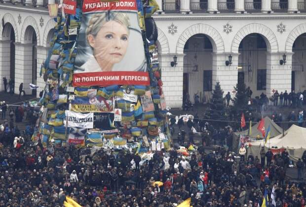 Тимошенко, елка, Майдан / REUTERS