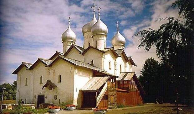 Церковь бориса и глеба великий. Церковь Бориса и Глеба в Плотниках Великий Новгород. Церковь святых благоверных князей Бориса и Глеба Великий Новгород. Церковь Бориса и Глеба в Плотниках (1536г). Церковь Бориса и Глеба Великий Новгород фото.