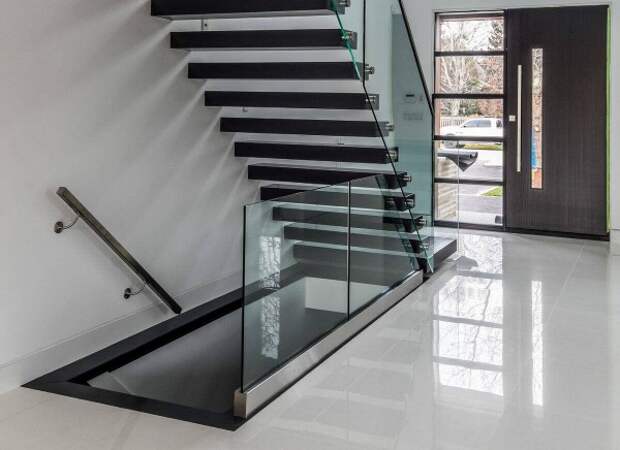 Цельностеклянные перила лестниц