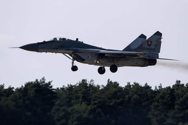 Министр обороны Словакии Калиняк счел госизменой передачу Киеву МиГ-29
