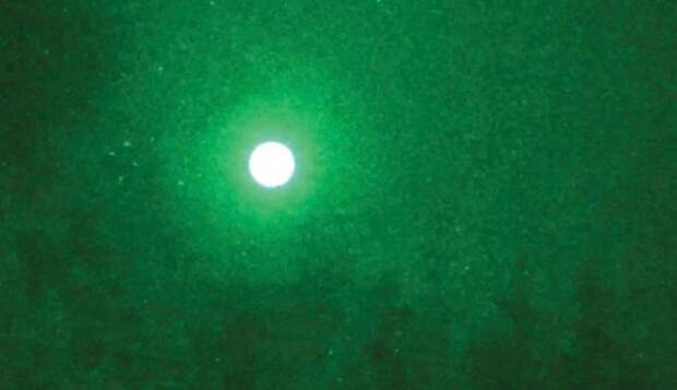 Крупный НЛО пролетел над ночным лесом в Канаде