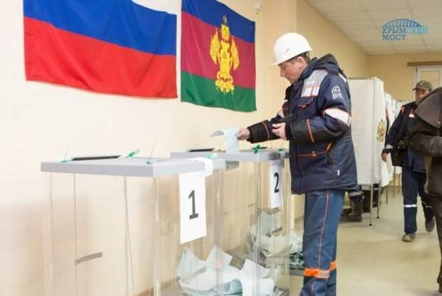 Не отрываясь от производства : строители Крымского моста выбирают президента России