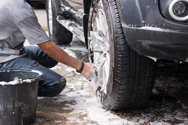 Москвичей предупредили о наказании за мойку машин во дворе