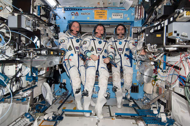Командир, астронавт НАСА Кевин Форд, Олег Новицкий и Евгений Тарелкин в посадочных скафандрах «Сокол»