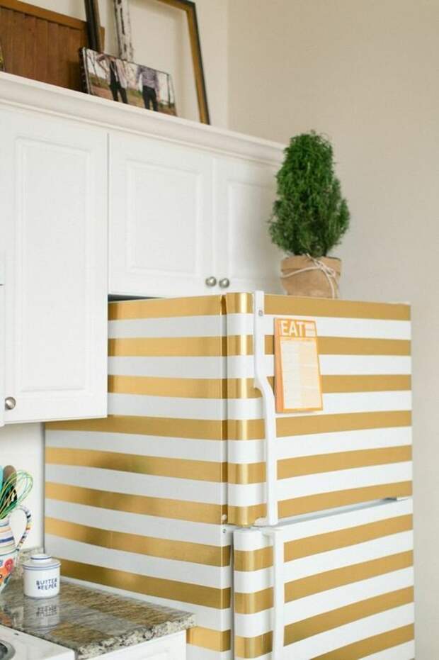 20 Вариантов обновления интерьера с помощью болончика золотой краски. Холодильник с золотыми полоск...