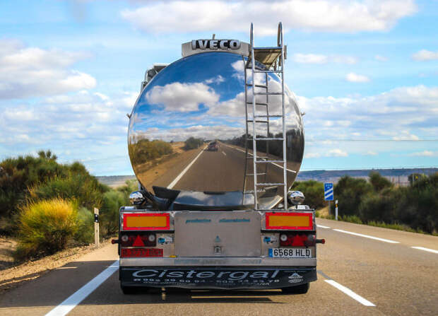 amazing-reflections-optical-illusions-36-5836d92fc8000__700