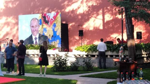 Лидеры сербского общества отпраздновали День России в посольстве РФ в Белграде