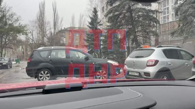 Черный паркетник во время парковки задел стоящий рядом автомобиль возле Калининского исполкома https://t.me/webmoney_dn/314512Video: Видео от Донецкая...