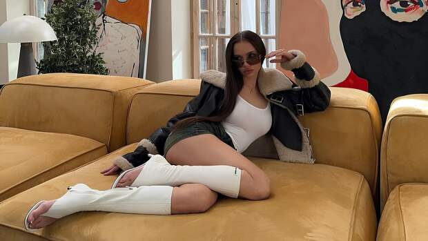 Валя Карнавал разместила фото в расстегнутых микрошортах