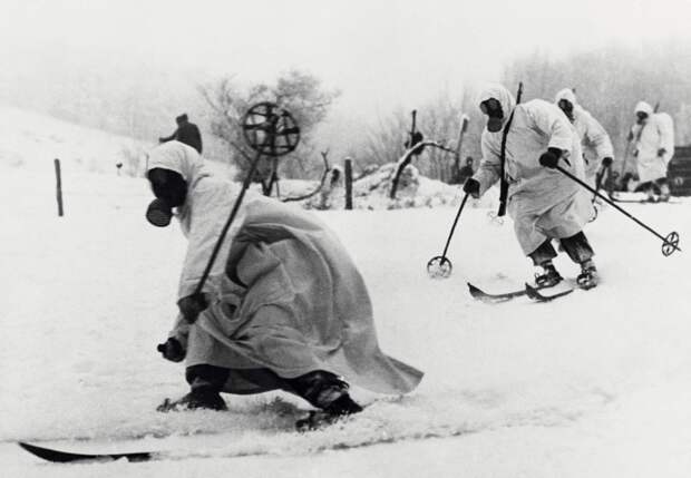 Финские лыжники в противогазах на тренировке. 1939-1940 гг