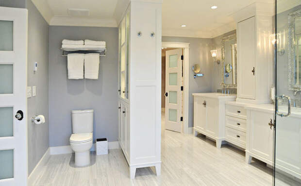 Классический Ванная комната by Enviable Designs Inc.