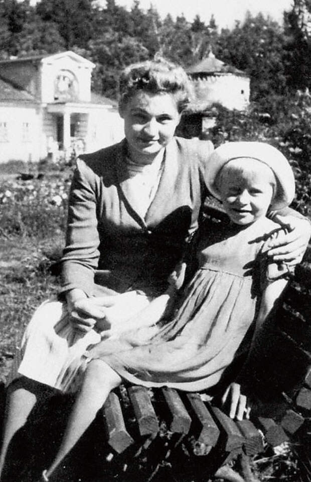 1075 Ангелина Вовк с мамой Марией Кузьминичной.jpg